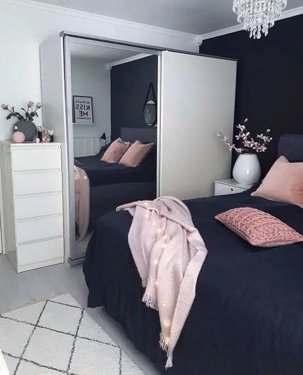 Featured image of post Black And Pink Aesthetic Room