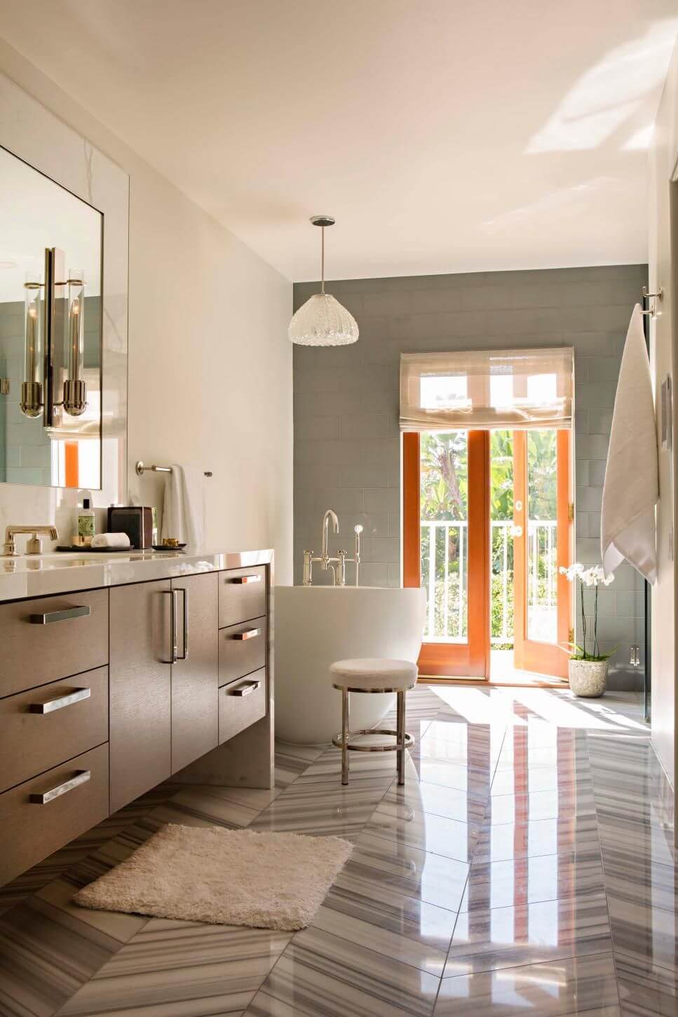 Soothing cream and gray bathroom paint colors