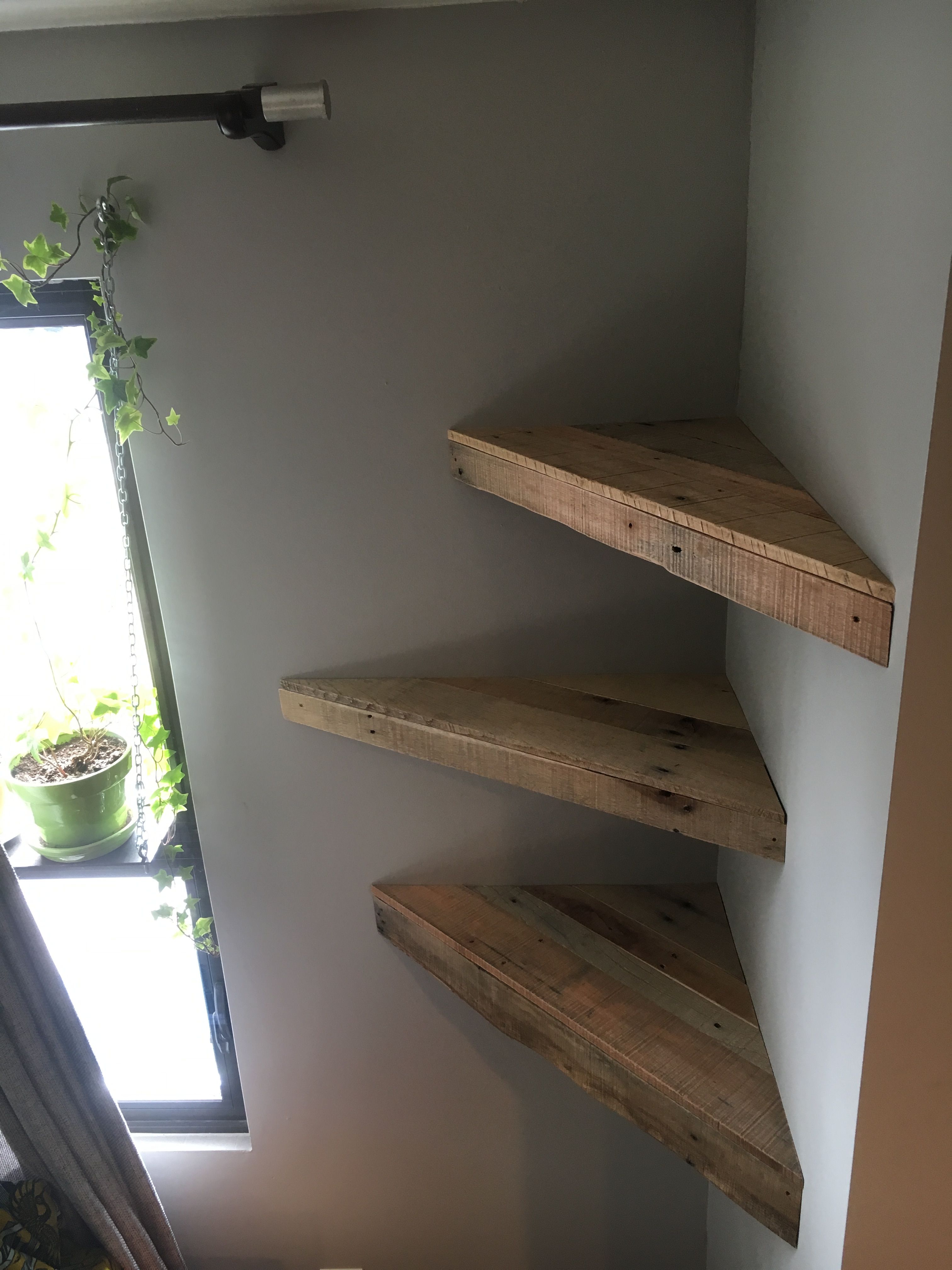 Alternating Corner Shelves for Storage